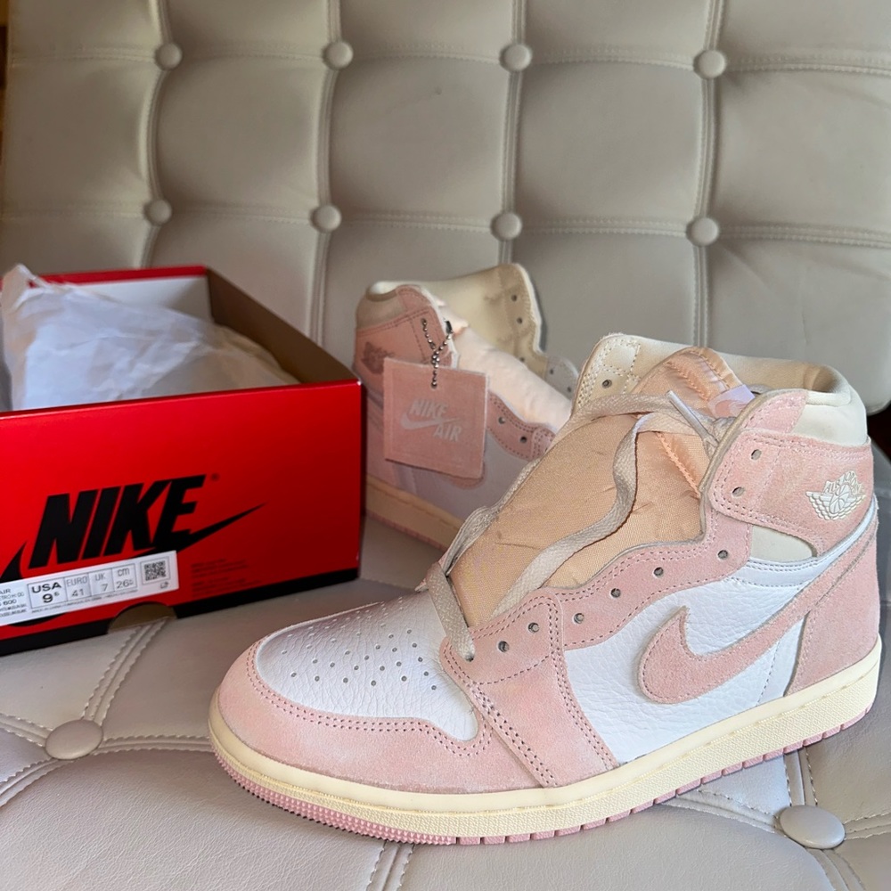 Jordan 1 Retro High OG
Washed Pink (Women's)